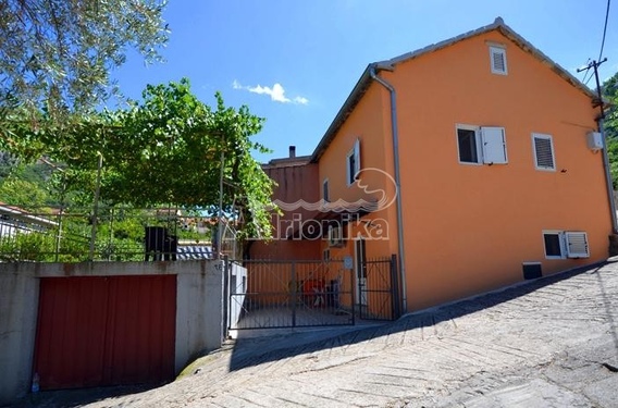 Дом в Которе, район Школяри, 1,5 км от моря и центра - фото