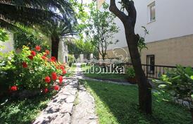 Квартира со студией внутри и двориком