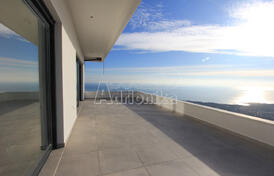 Двухэтажный дом с приватным бассейном и панорамным видом на море