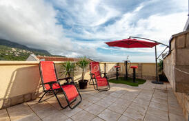 Большой дом с 6 отдельными квартирами и рестораном в Добра Вода!