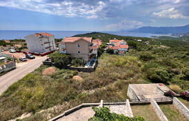 Просторный не урбанизированный участок в Кримовице с видом и всего в нескольких минутах от моря