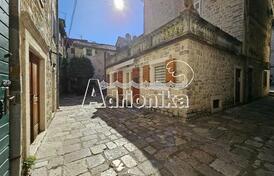 Каменная вилла с пятью квартирами и офисным помещением в самом сердце Старого города, Котор