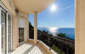 Элегантность и умиротворение в роскошной вилле с панорамным видом на море.