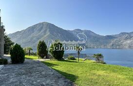 Квартира с двумя спальнями и с гаражом в комплексе на первой линии моря, Костаница