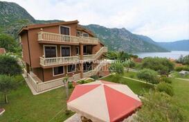 Вилла в 400м от моря, Рисан