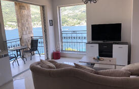 Квартира с видом на море площадью 87м2 с двумя спальными комнатами в Лепетани, Тиват