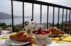 Компактная трёхкомнатная квартира в Дженовичах с панорамным видом на Боко-Которский залив