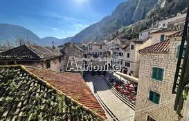 Просторная квартира в Старом городе Котор в отличном месте между двумя площадями