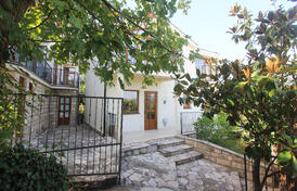 Дом в комплексе с бассейном и видом на море