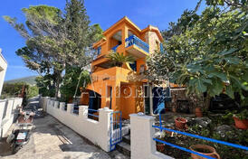 Дом с пятью комнатами в отличном месте всего в нескольких шагах от моря, Крашичи