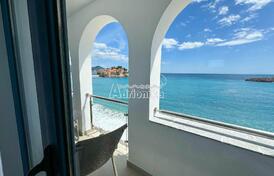 Трехкомнатная квартира на первой линии у моря, Свети Стефан, Будва