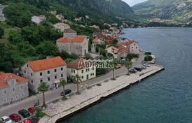 Каменный дом под ремонт на первой линии моря, Муо