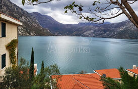 Квартира с тремя спальными комнатами и видом на море, с бассейном