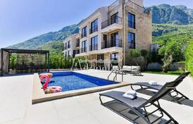 Несколько таунхаусов с 3 или с 4 спальнями на продажу в Режевичи, Будва