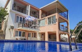 Дом с апартаментами и бассейном, 600м до моря, Добра Вода