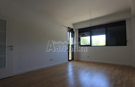 Квартиры в новом комплексе у моря в Тивате