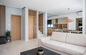 Современная вилла с видом на море в Бечичах