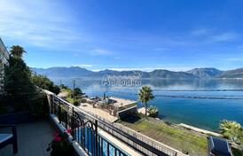 Сдвоенный каменный дом на первой линии моря, Крашичи, Тиват