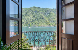 Эксклюзивное предложение! Трехкомнатная квартира в историческом дворце на первой линии у моря, Добро