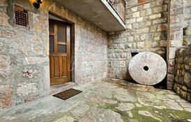 Студия в каменном доме на берегу моря, Пржно