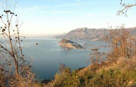 Урбанизированный участок у пляжей Могрен и Яз, Будва