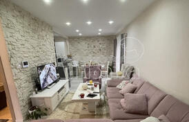 Просторный двухэтажный дом с красивым двором