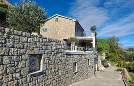 Средиземноморская вилла с бассейном и панорамным видом на море, Режевичи