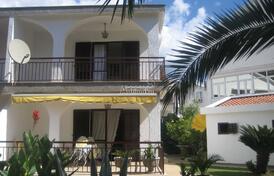 Просторный дом в окружении пальм