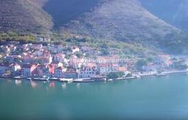 Две каменные виллы с рестораном в Прчань на самом берегу моря.