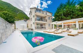 Вилла с бассейном в Столив