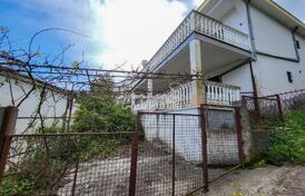 Двухэтажный дом недалеко от моря, Утеха