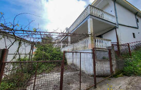 Двухэтажный дом недалеко от моря, Утеха