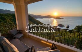 Четырехкомнатная квартира в комплексе с бассейном и парковкой, Святой Стефан &ndash; Будва