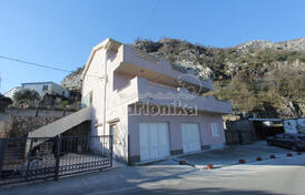 Дом с 7 спальными комнатами и видом на Бококоторский залив в Шкальяри