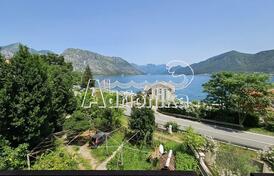 Отлично расположенный просторный участок под застройку в Доброте, во втором ряду от моря