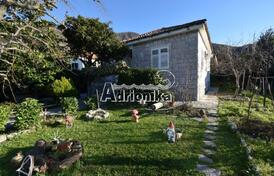 Уютный дом в Каменари, первая линия