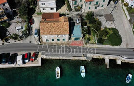 Красивый каменный дом с садом на первой линии моря, Лепетане, Тиват