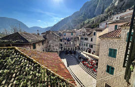 Просторная квартира в Старом городе Котор в отличном месте между двумя площадями