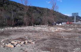 Отлично расположенный урбанизированный участок вдоль трассы Будва-Тиват