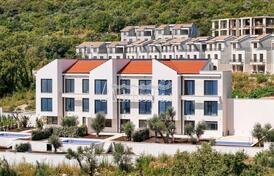 Комплекс таунхаусов с бассейнами и парковкой Будва, Режевичи