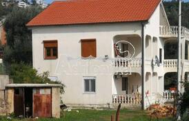 Продается семейный дом с большим участком в пригороде Бара