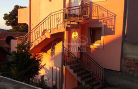 Трехэтажный дом возле Бара