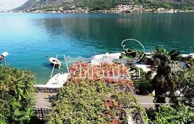 Каменный дом на первой линии в Доброте