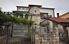 Трехэтажный дом на Луштице, Крашичи