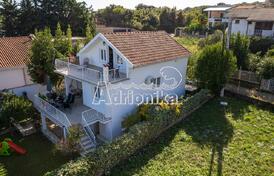 Дом с гаражом в Утехе