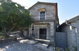 Старый каменный дом, расположенный в местечке Какрц, Луштица