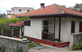 Дом на пригорке в городе Сутоморе