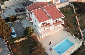 Двухэтажный дом с панорамным видом на море