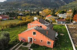 Просторный дом с большим участком в Старом Баре