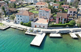 Большая каменная вилла на первой линии от моря, Доброта